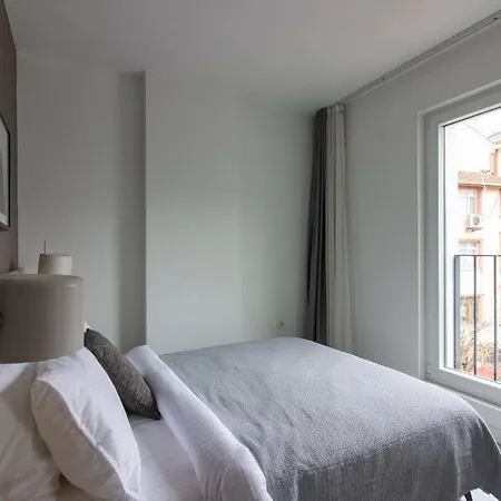 New Bright Corner 1 Bedroom W Parking #17b *