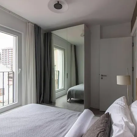 New Bright Corner 1 Bedroom W Parking #17b *