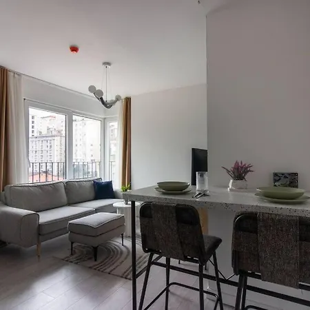 New Bright Corner 1 Bedroom W Parking #17b